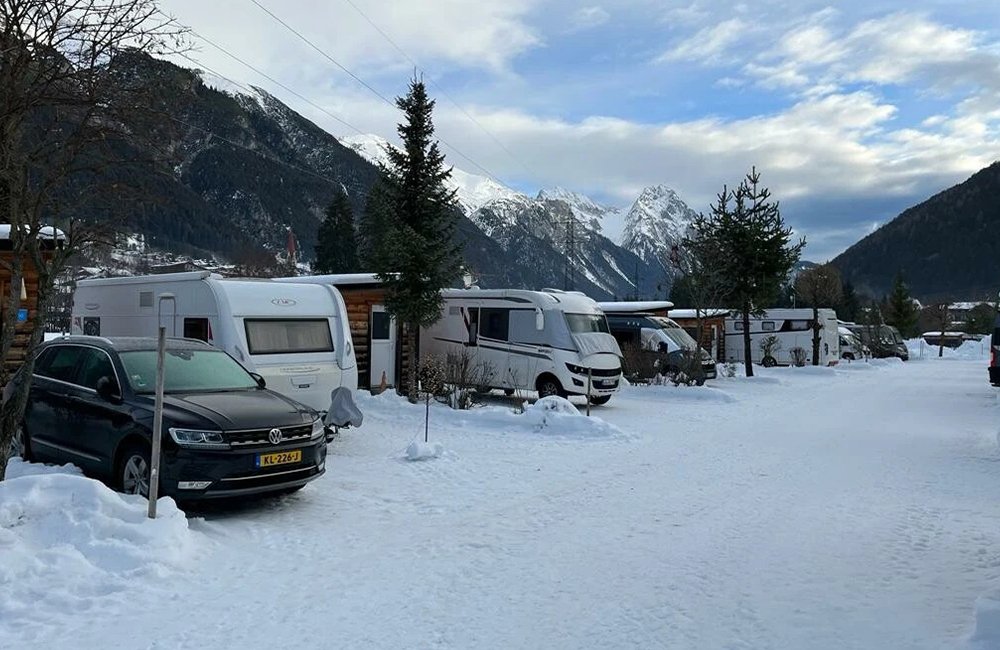 Caravans op Camping am Arlberg in de Alpen van Oostenrijk in Tirol