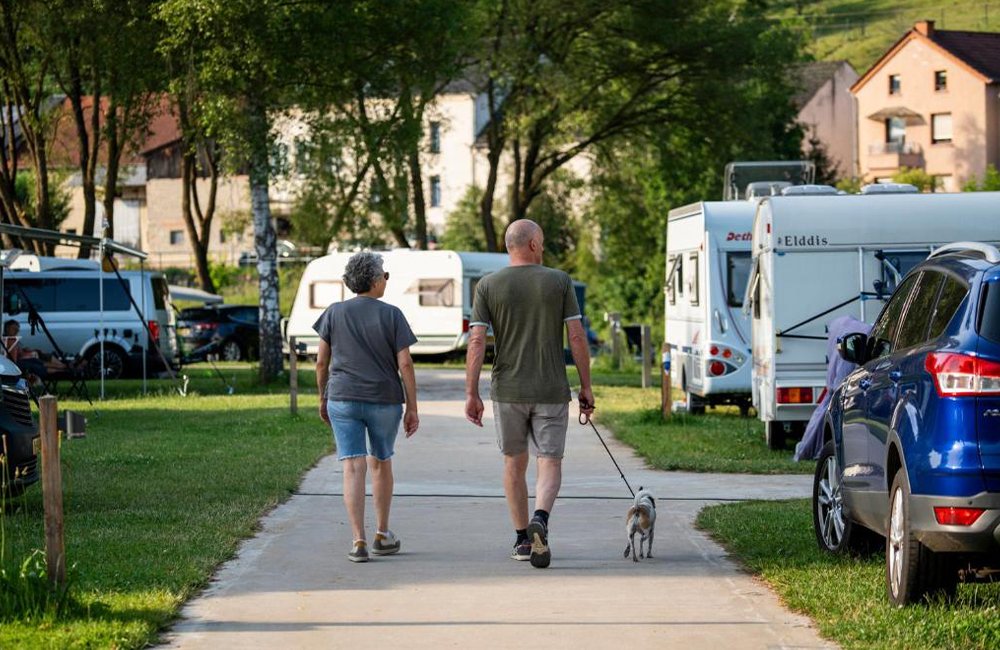 Caravans op Camping du Rivage aam de rivier de Sûre in het Müllertal op de grens van Luxemburg en Duitsland