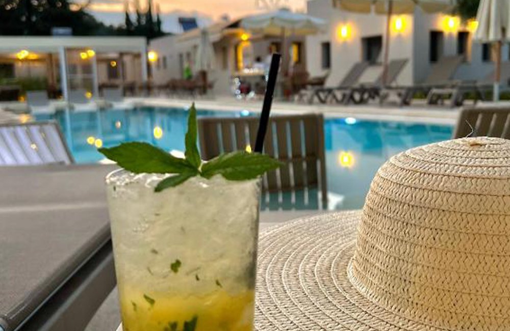 Cocktail op Nirikos Camping op het eiland Lefkada in Griekenland