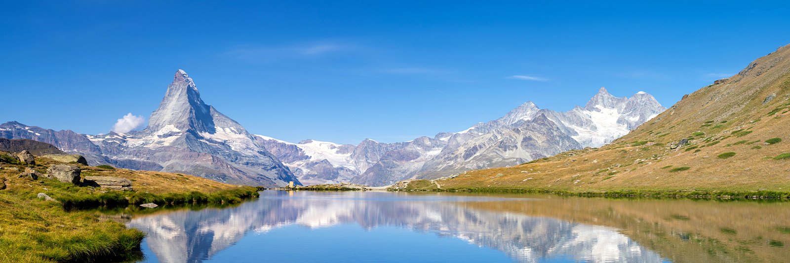 De Matterhorn in de Alpen van Zwitserland bij de grens van Italië