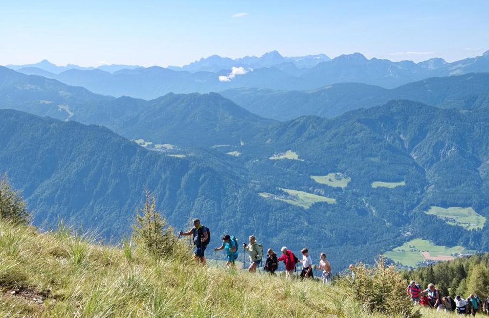 De bergen van de Alpen bij Camping am Waldbad in Karinthië in het zuiden van Oostenrijk aan de rivier de Drau
