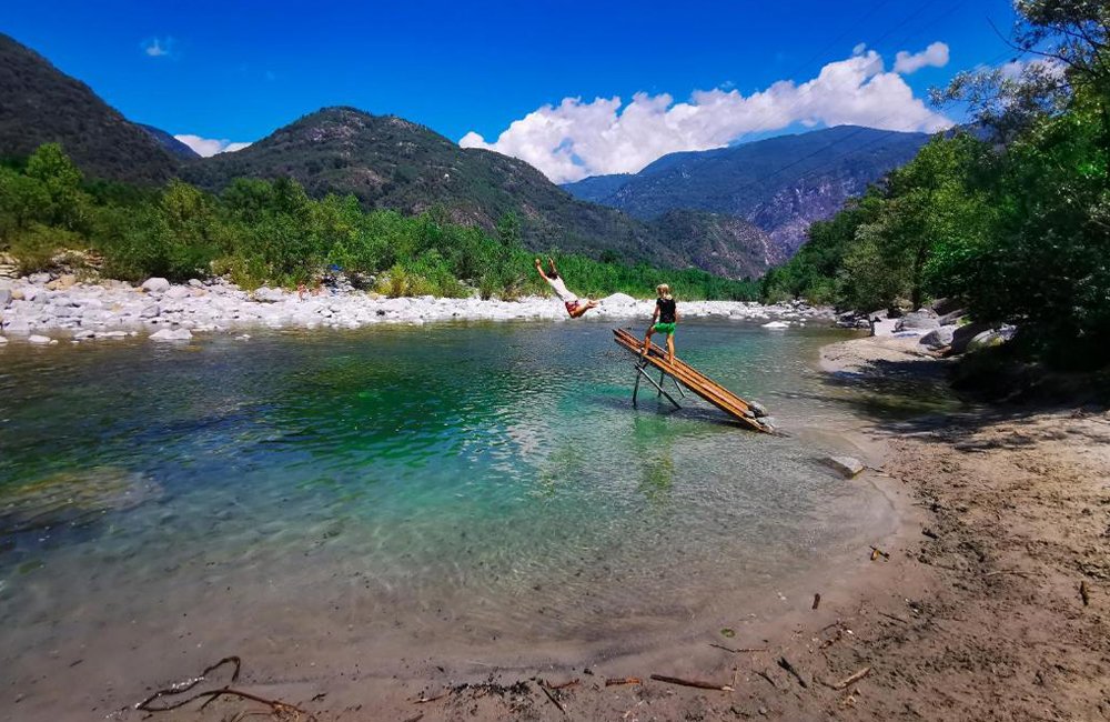 De rivier bij Camping Melezza in de regio Ticino van Zwitserland