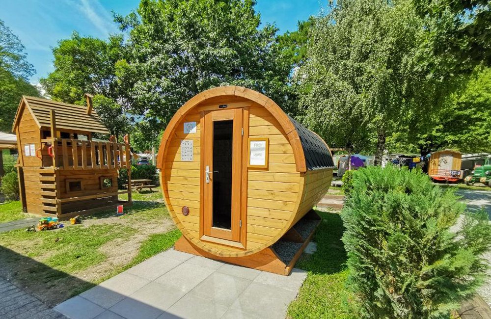 Glamping hut bij Camping Melezza in de regio Ticino van Zwitserland