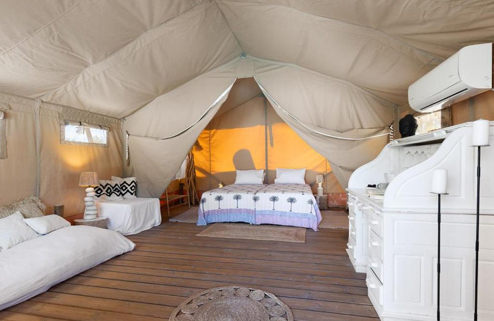Glamping tent van Nomad Glamping bij de Griekse hoofdstad Athene aan zee