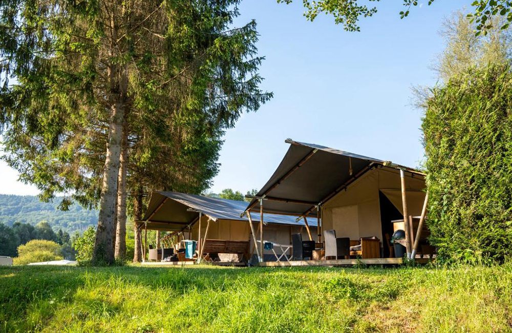 Glamping tenten op Camping du Rivage aam de rivier de Sûre in het Müllertal op de grens van Luxemburg en Duitsland
