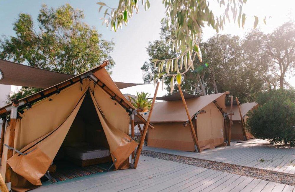 Glamping tenten van FarOut BeachClub Camping op het Griekse eiland Ios