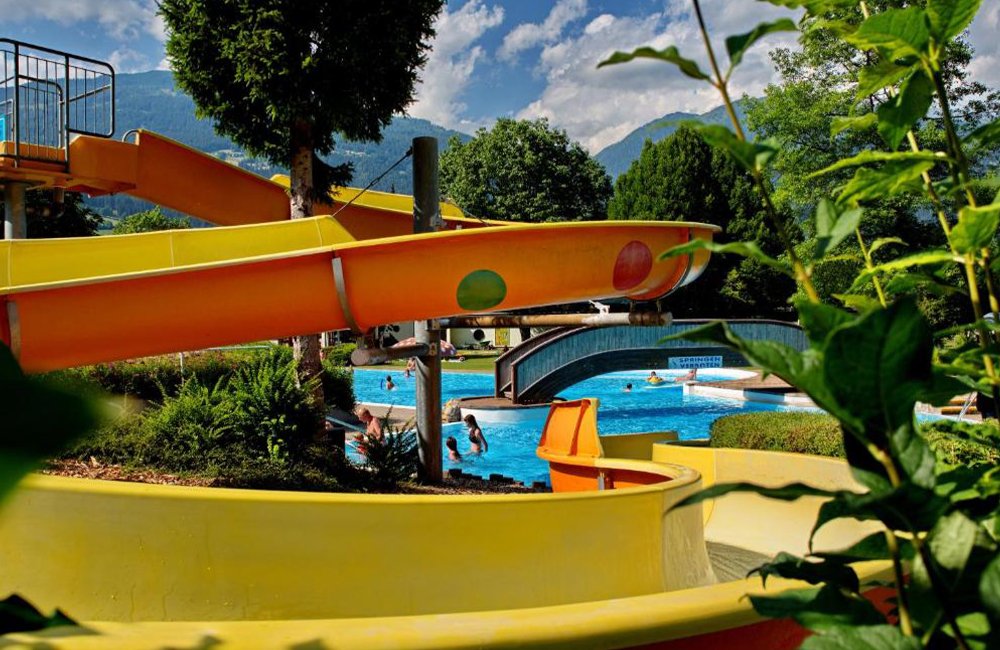 Glijbanen van Camping am Waldbad in Karinthië in het zuiden van Oostenrijk aan de rivier de Drau