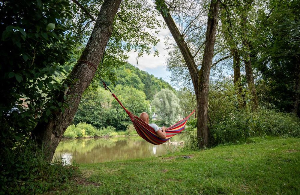 Hangmat op Camping du Rivage aam de rivier de Sûre in het Müllertal op de grens van Luxemburg en Duitsland