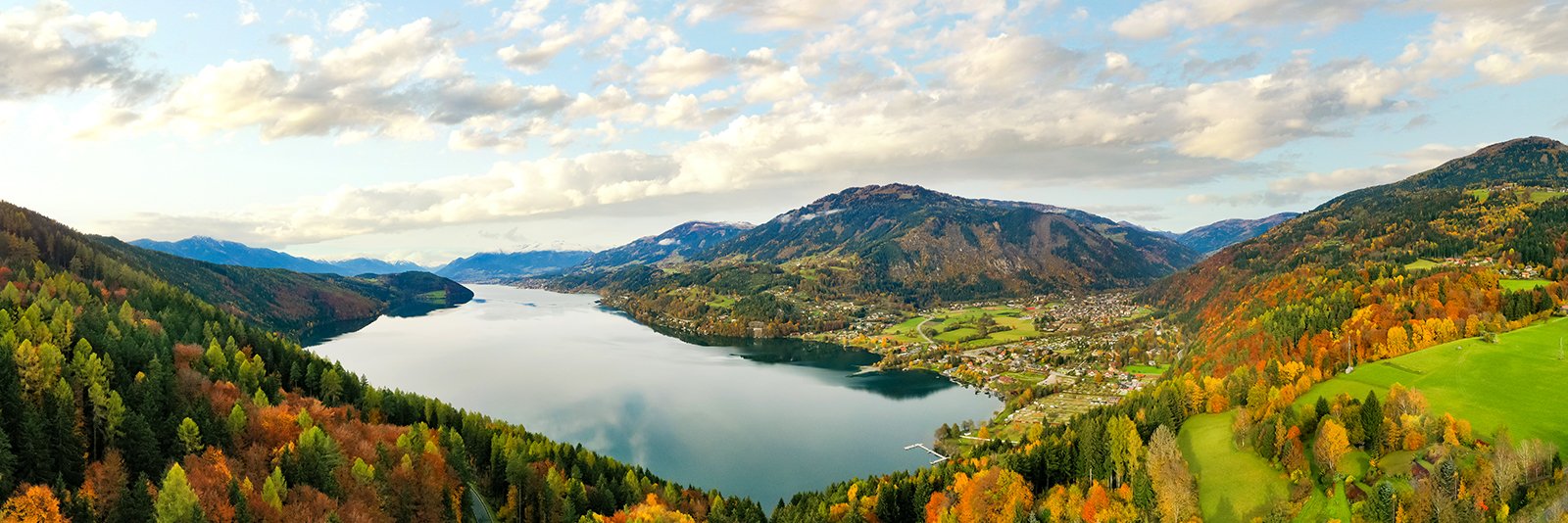 Het Millstättersee meer en Döbriach in Karinthië in het zuiden van Oostenrijk