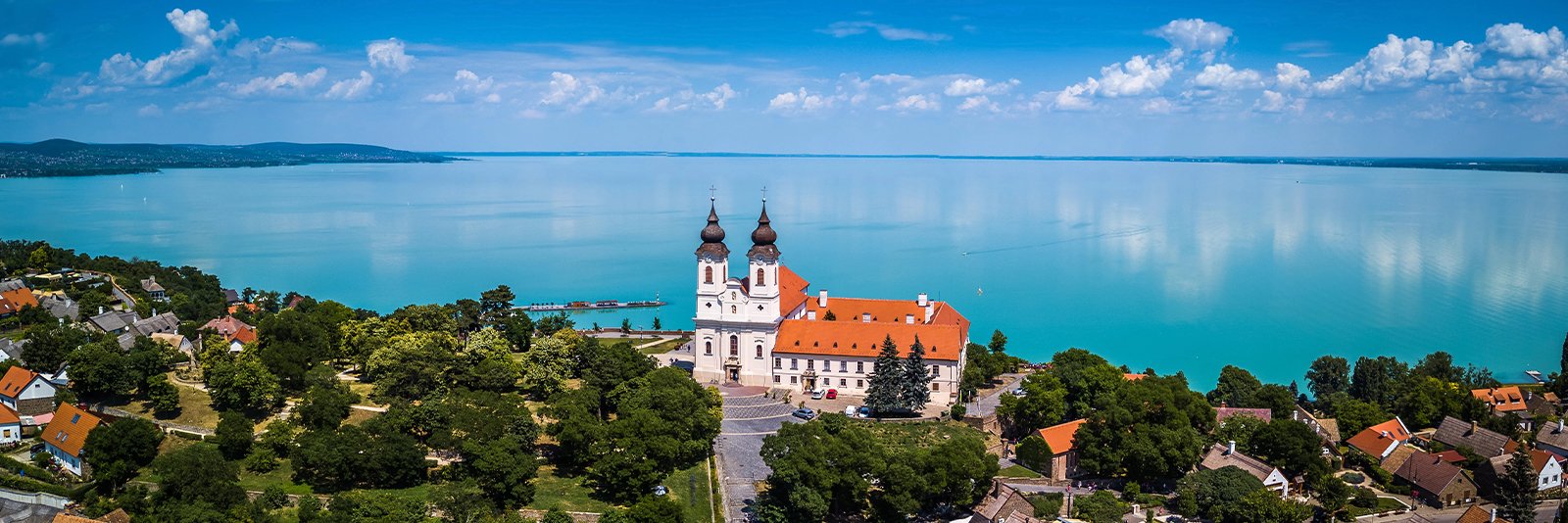 Het klooster op schiereiland Tihany aan het Balatonmeer in Hongarije