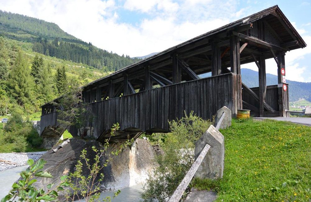 Historische brug over de rivier de Inn bij Camping Sur En in de Engadin van Zwitserland