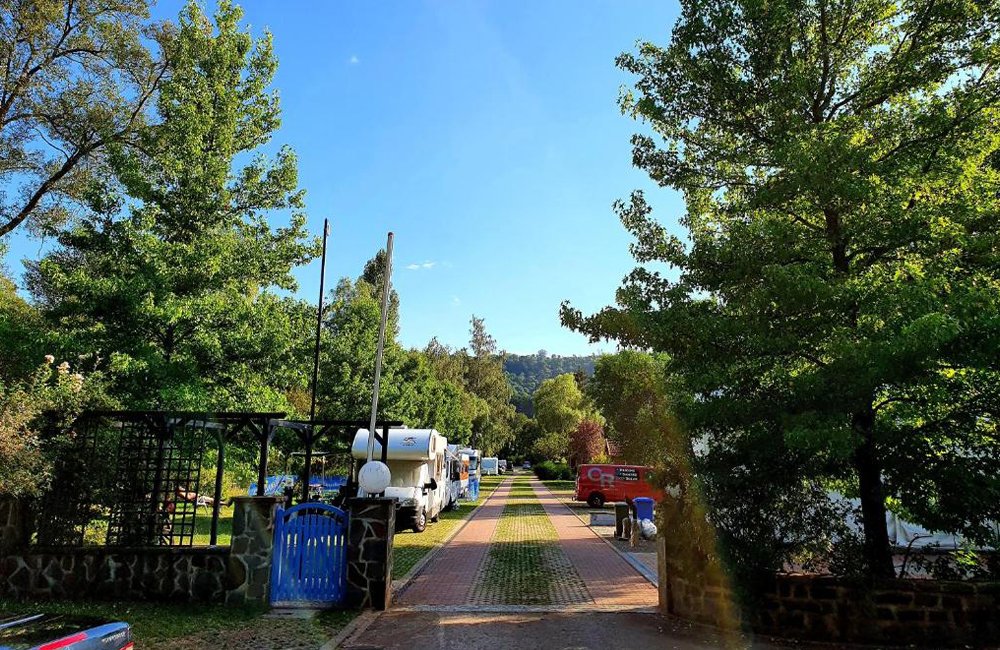 Ingang van Camping Vallee de l'Our aan de rivier op de grens van Luxemburg en Duitsland