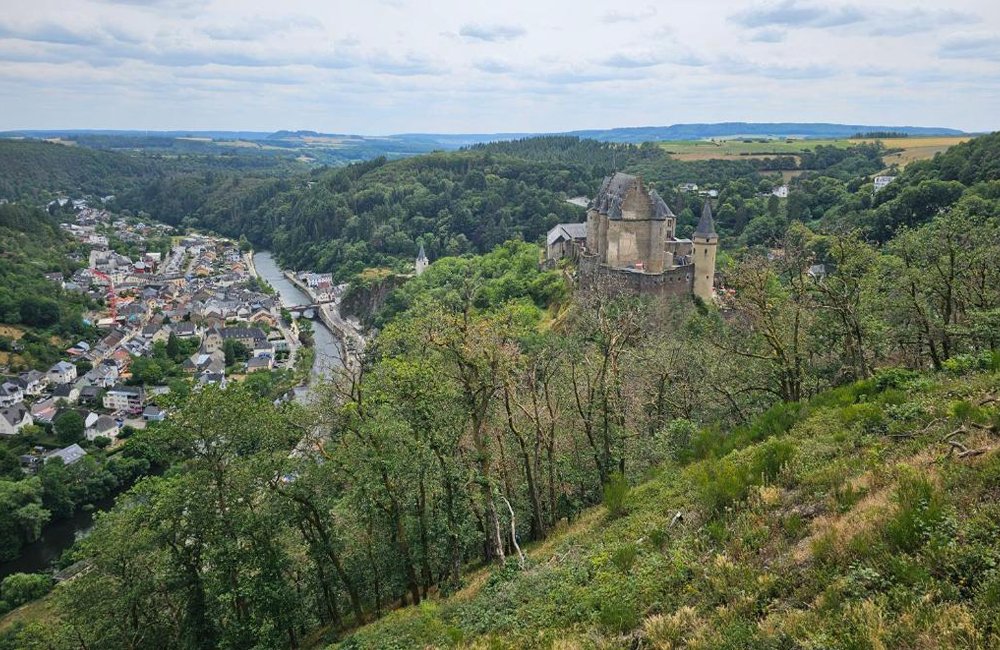 Kasteel Vianden bij Camping Vallee de l'Our aan de rivier op de grens van Luxemburg en Duitsland