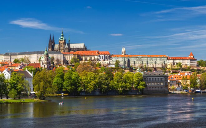 Kasteel van Praag aan de Moldau met de Karelsbrug in Tsjechië