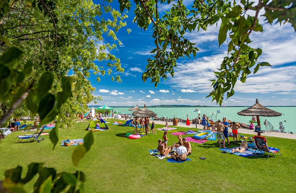 Ligweide van Balatontourist Camping Napfény aan het Balatonmeer in Hongarije