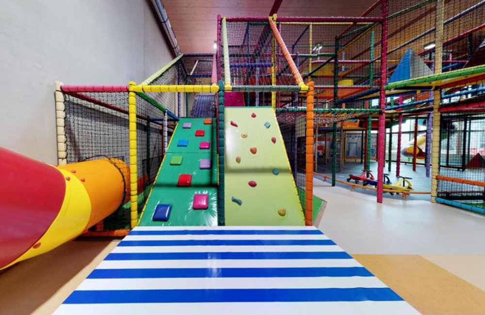 Overdekte speelzaal van Camping Kaul bij Wiltz in de Ardennen van Luxemburg