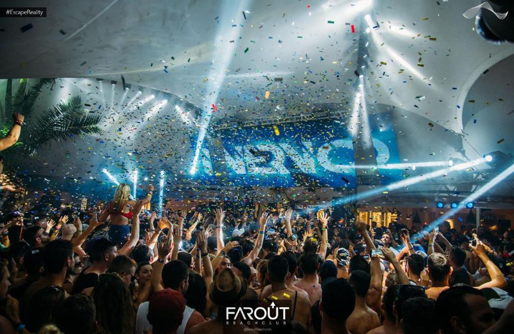 Rave in de club van FarOut BeachClub Camping op het Griekse eiland Ios