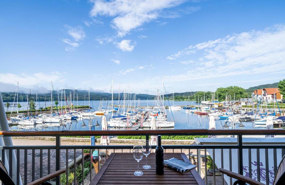 Restaurant aan haven van Vakantiepark Landal Marina Lipno in het zuiden van Tsjechië bij Český Krumlov