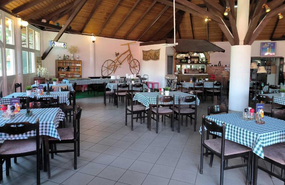 Restaurant van Aranypart Camping & Apartments aan het Balatonmeer in Hongarije
