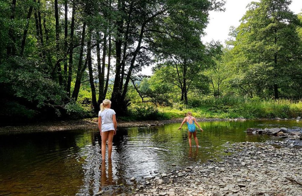 Rivier bij Camping Vallee de l'Our op de grens van Luxemburg en Duitsland