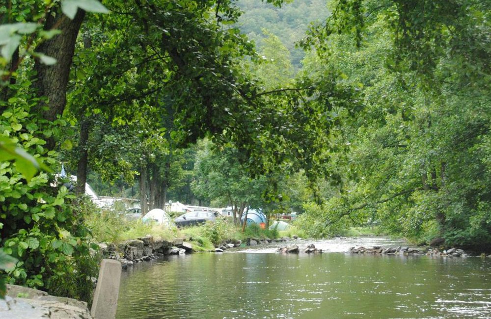 Rivier de Clerve Camping Kautenbach in de luxemburgse Ardennen