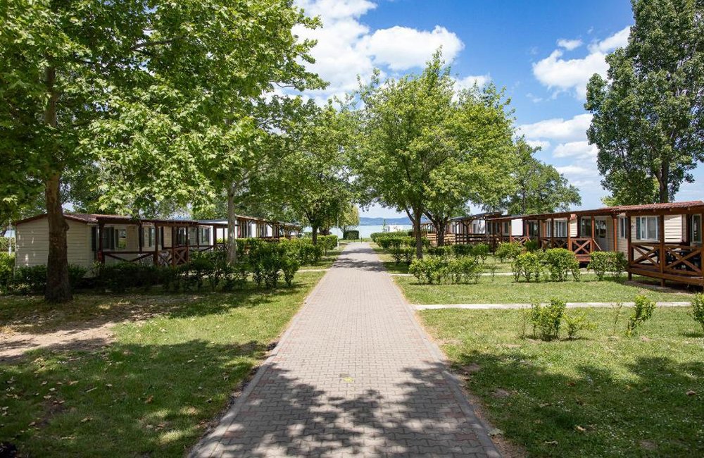 Stacaravans van Camping Mirabella aan het Balatonmeer in Hongarije