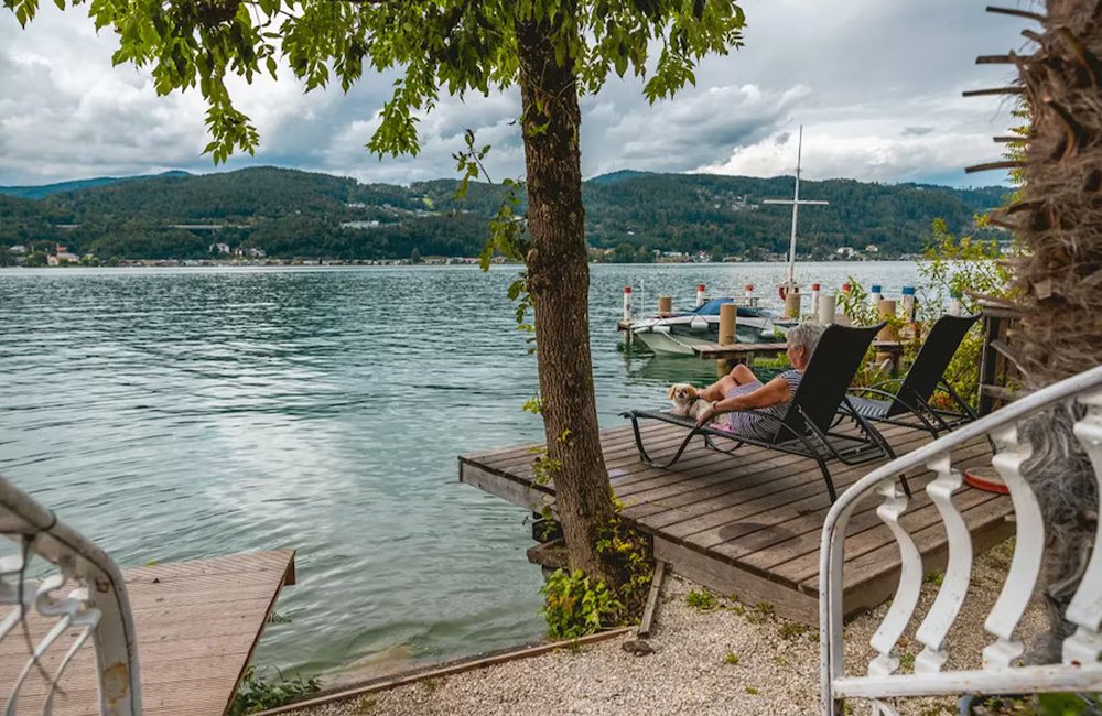 Steiger aan het meer bij EuroParcs Wörthersee in Karinthië in het zuiden van Oostenrijk