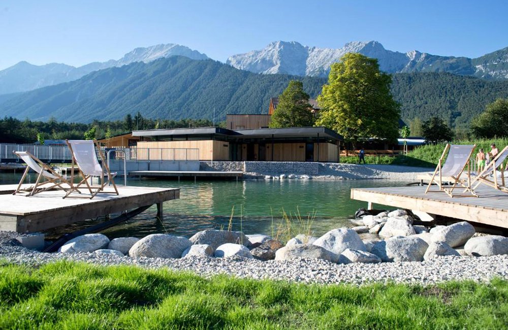 Steiger bij zwembad van Sonnenplateau Camping Gerhardhof in de Alpen van Tirol Oostenrijk