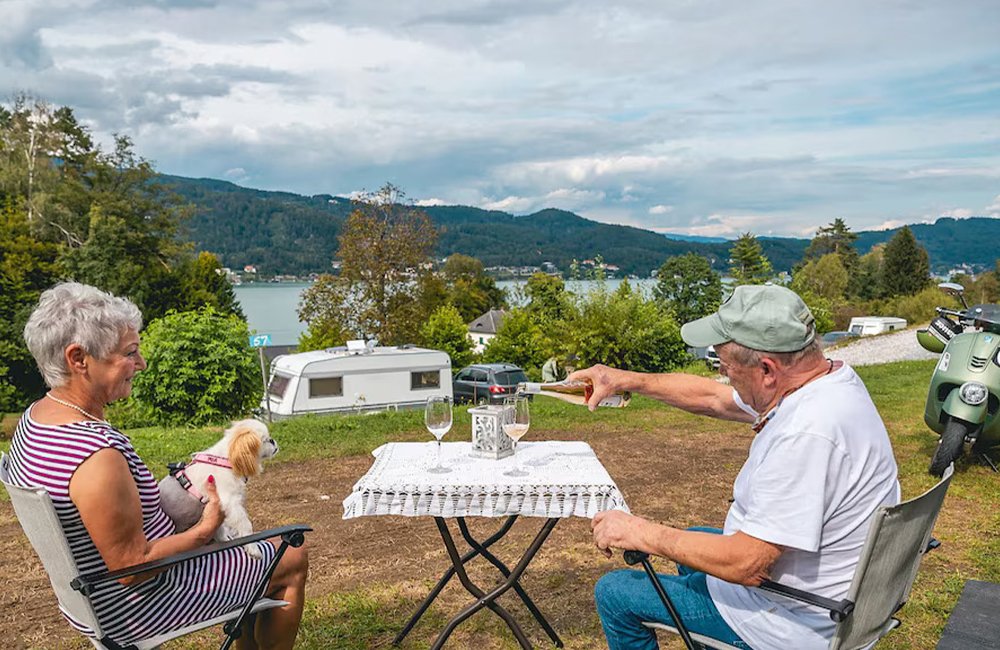 Stel met hond op EuroParcs Wörthersee aan een meer in Karinthië in het zuiden van Oostenrijk