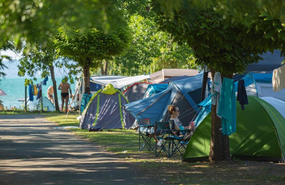 Tenten op Aranypart Camping & Apartments aan het Balatonmeer in Hongarije