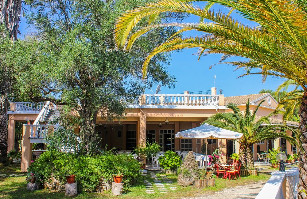 Terras van Camping Karda op Corfu in Griekenland aan de Ionische Zee