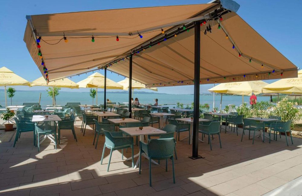 Terras van Pelso Camping aan het Balatonmeer in Hongarije