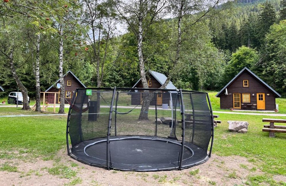 Trampoline van Base Camp Medvědín in het Nationaal Park Reuzengebergte van Tsjechië