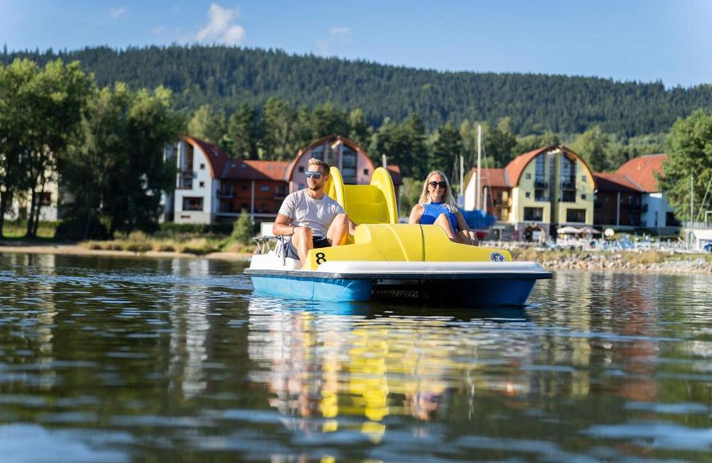 Waterfiets op het Lipnomeer bij Vakantiepark Landal Marina Lipno in het zuiden van Tsjechië bij Český Krumlov