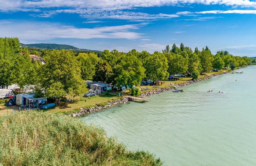 Zicht op Camping Strand-Holiday aan het Balatonmeer in Hongarije