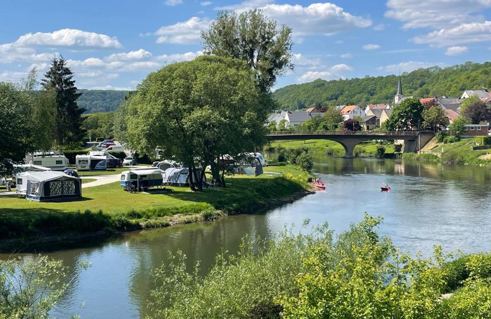 Zicht op Camping du Rivage aam de rivier de Sûre in het Müllertal op de grens van Luxemburg en Duitsland