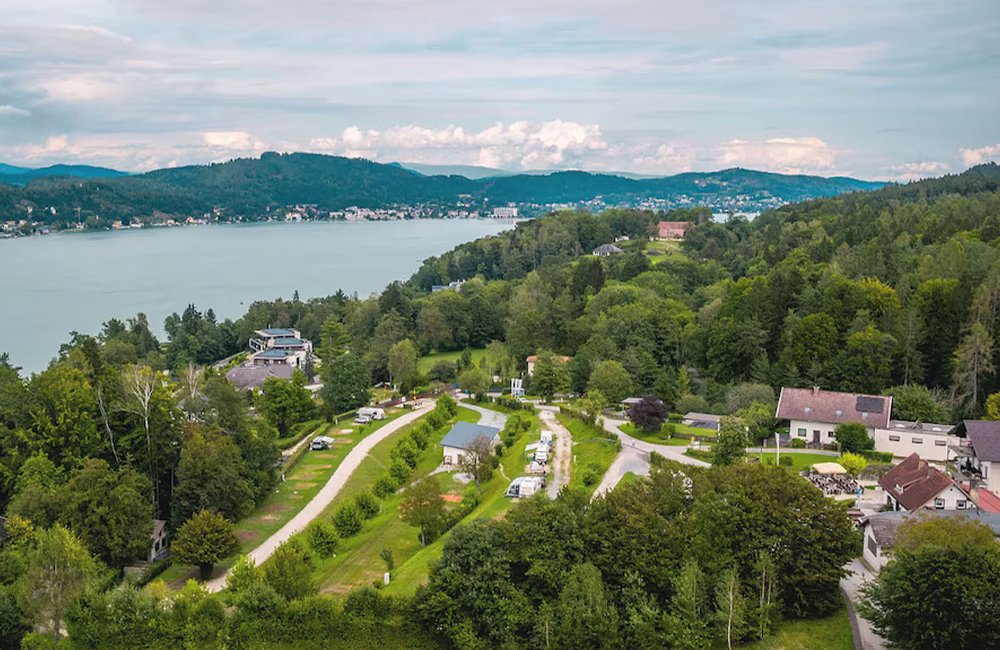 Zicht op EuroParcs Wörthersee aan een meer in Karinthië in het zuiden van Oostenrijk
