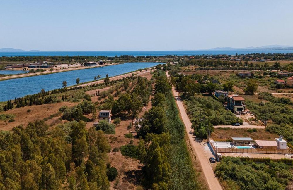 Zicht op Nomad Glamping bij de Griekse hoofdstad Athene aan zee