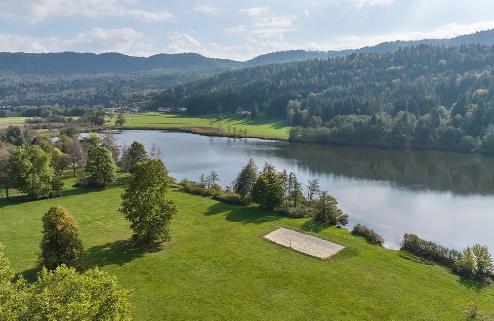 Zicht op een Alpen meer bij Camping Hafnersee in Karinthië in het zuiden van Oostenrijk