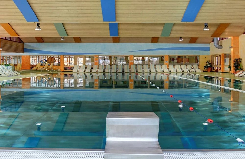 Zicht op zwembad van Camping am Arlberg in de Alpen van Oostenrijk in Tirol