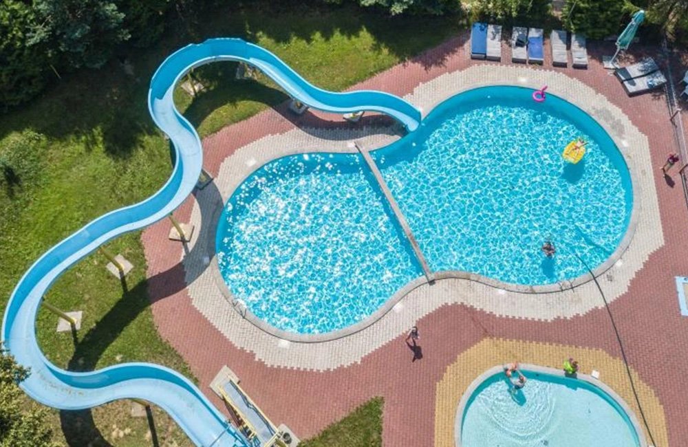 Zwembad met glijbaan op Camping 2000 in het noorden van Tsjechië