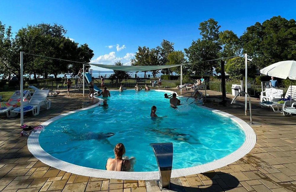 Zwembad van Aranypart Camping & Apartments aan het Balatonmeer in Hongarije