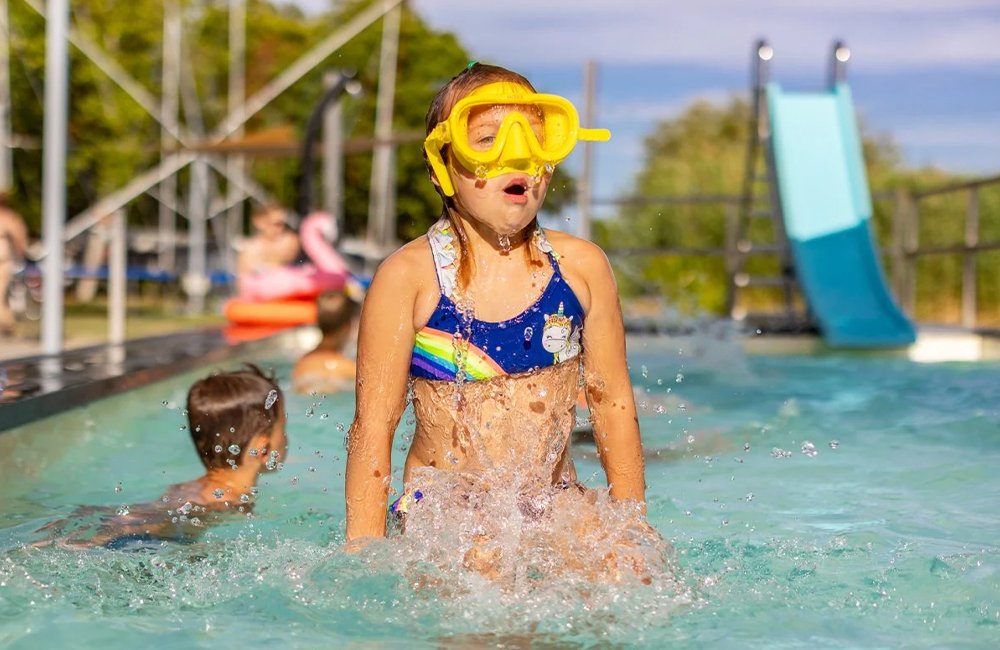 Zwembad van Balatontourist Camping Napfény aan het Balatonmeer in Hongarije