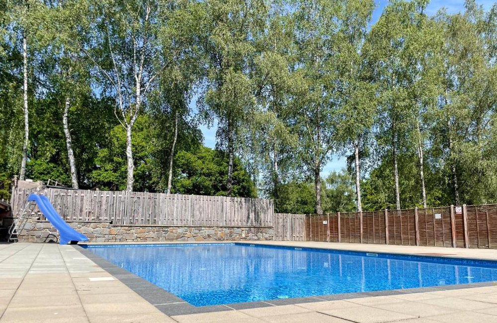 Zwembad van Camping Fuussekaul in de ardennen van Luxemburg