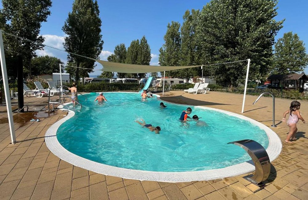 Zwembad van Camping Mirabella aan het Balatonmeer in Hongarije