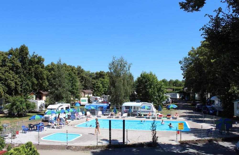 Zwembad van Camping Sokol Praha aan de rand van Praag in Tsjechië