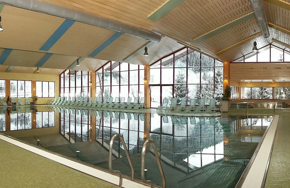 Zwembad van Camping am Arlberg in de Alpen van Oostenrijk in Tirol