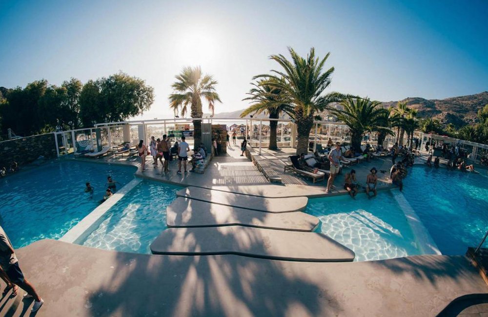 Zwembad van FarOut BeachClub Camping op het Griekse eiland Ios