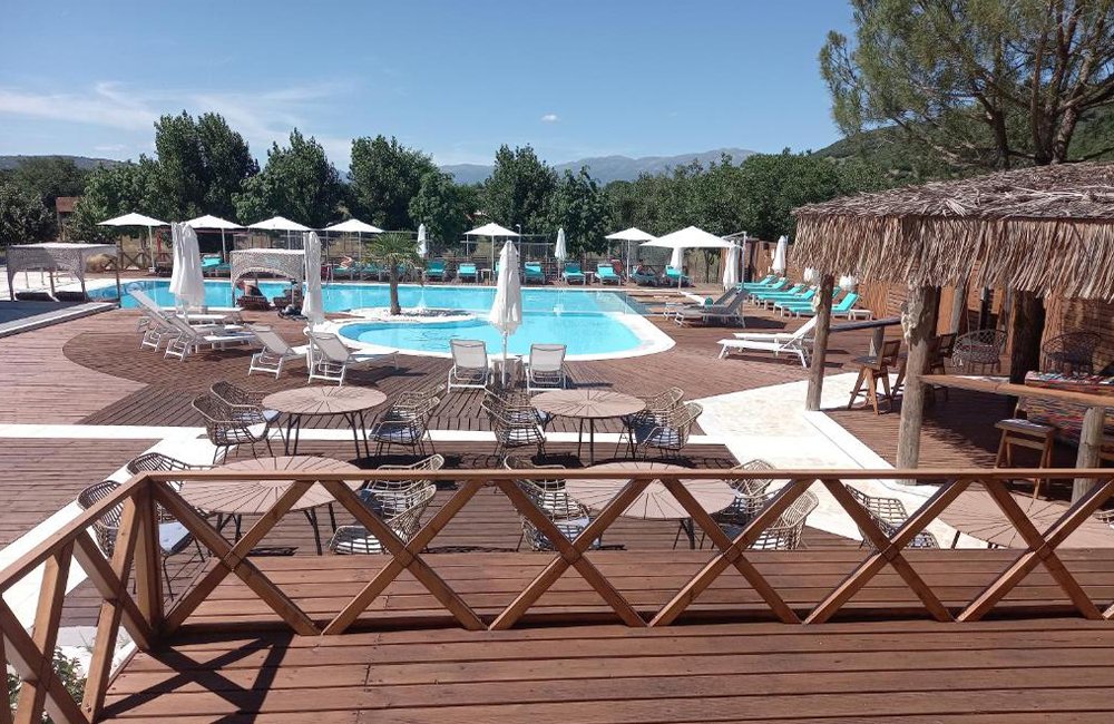 Zwembad van Ioannina Camping Glamping in de regio Epirus van Griekenland