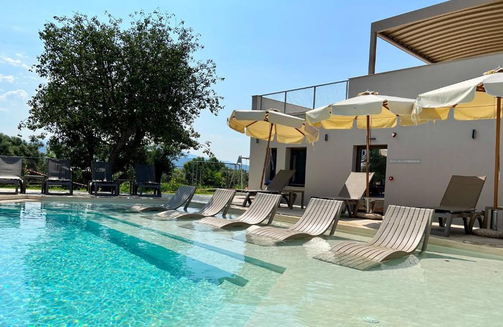 Zwembad van Nirikos Camping op het eiland Lefkada in Griekenland